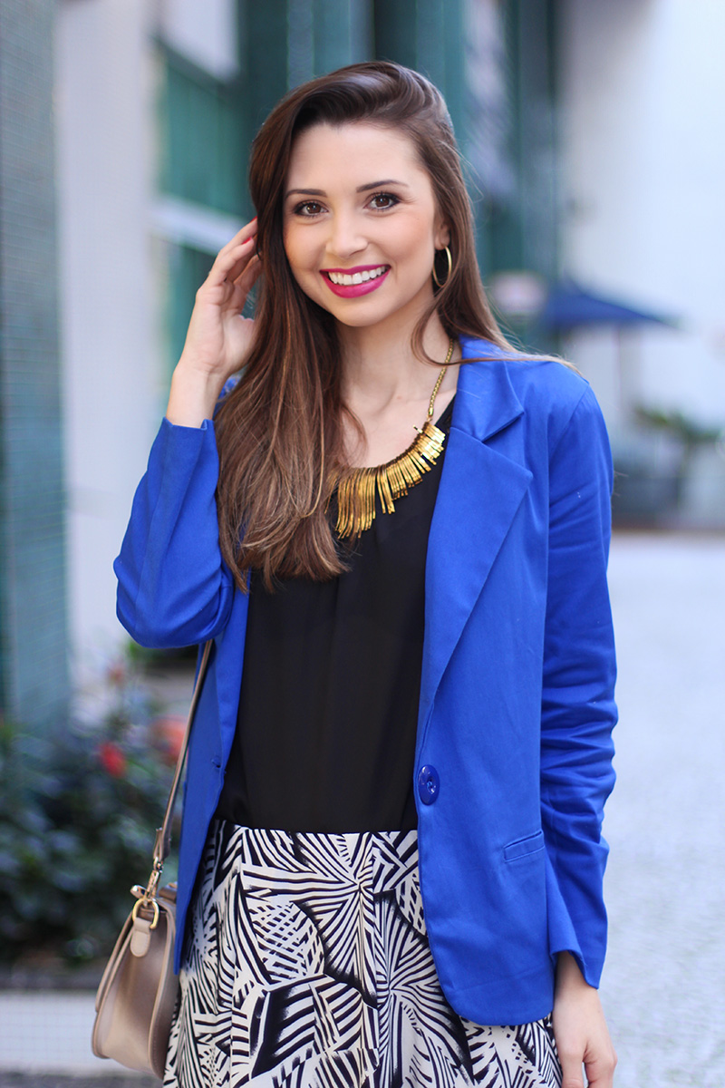 vestido azul com blazer preto