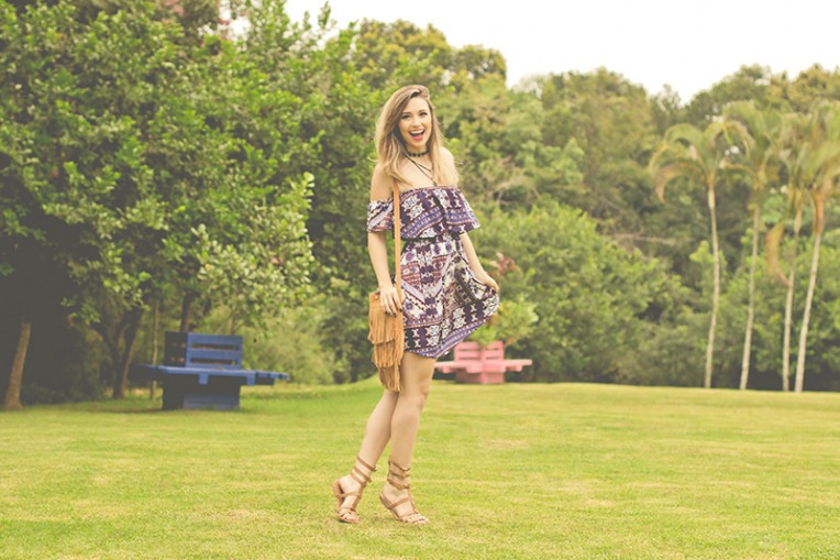 8-look do dia boho sandalia gladiadora bolsa de franjas e vestido ciganinha