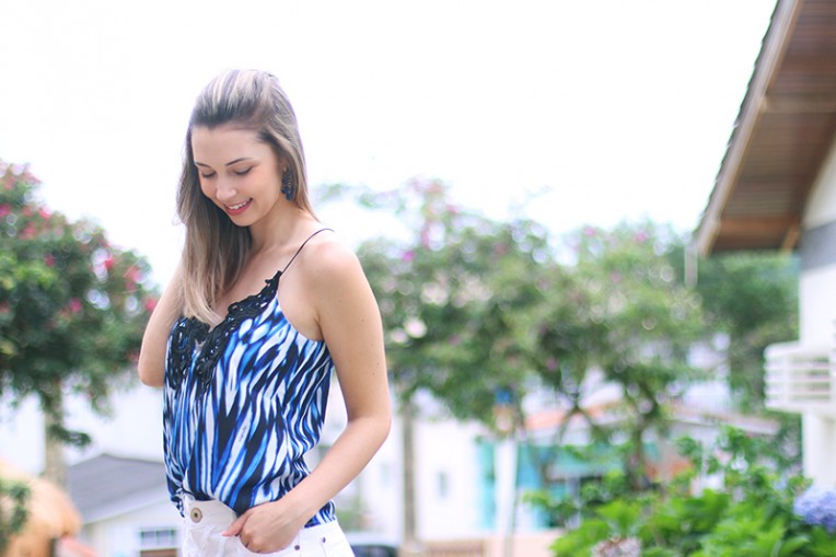 3-shorts branco com blusa de alcinha azul