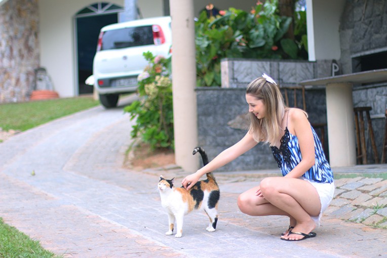 6-shorts branco com blusa de alcinha azul