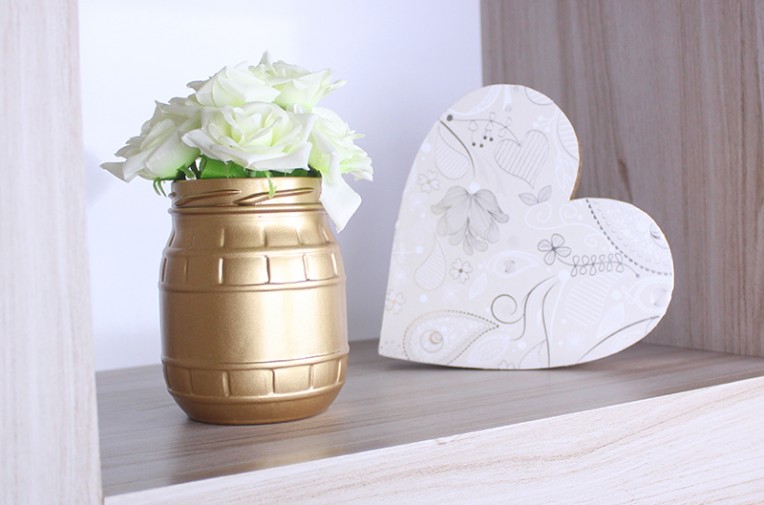 3-vaso de flor com vidro reciclável e coração em madeira com tinta em spray