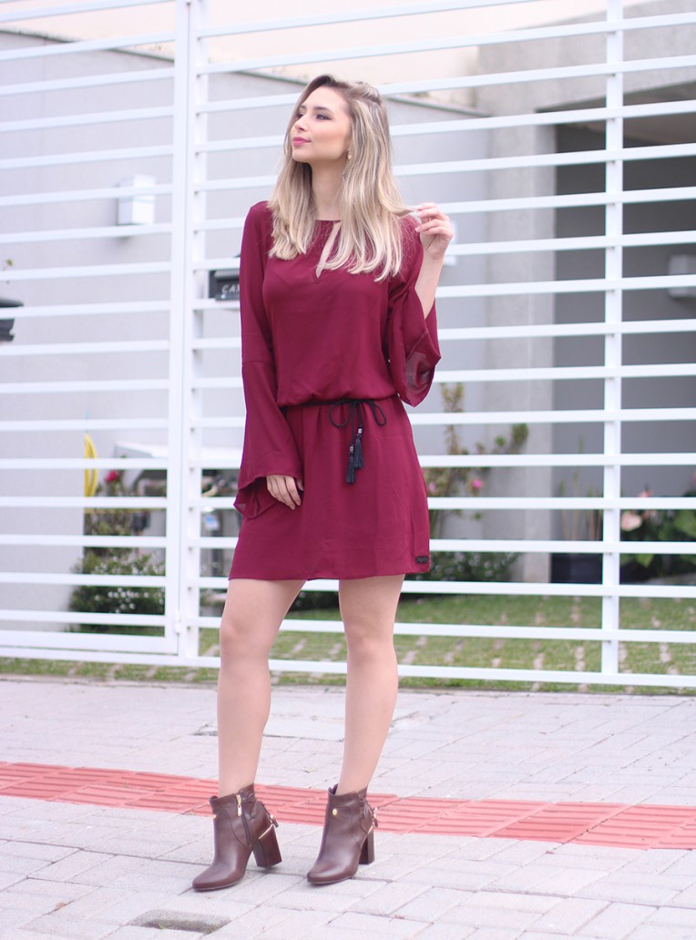 1-vestido bordo com mangas flare e bota cano curto