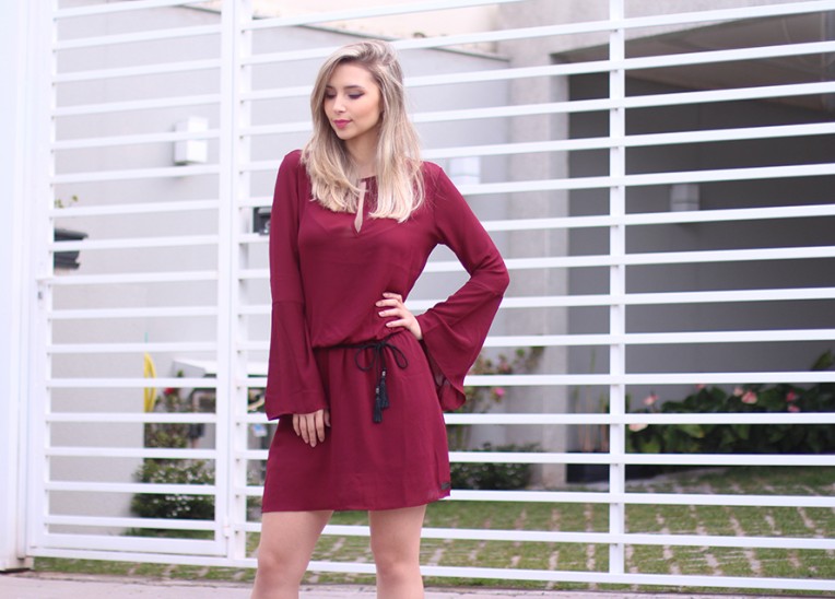 2-vestido bordo com mangas flare e bota cano curto